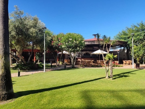 Inviting outdoor dining and garden at Hotel Pato Amarillo | 4-star hotel in Punta Umbría (Huelva).