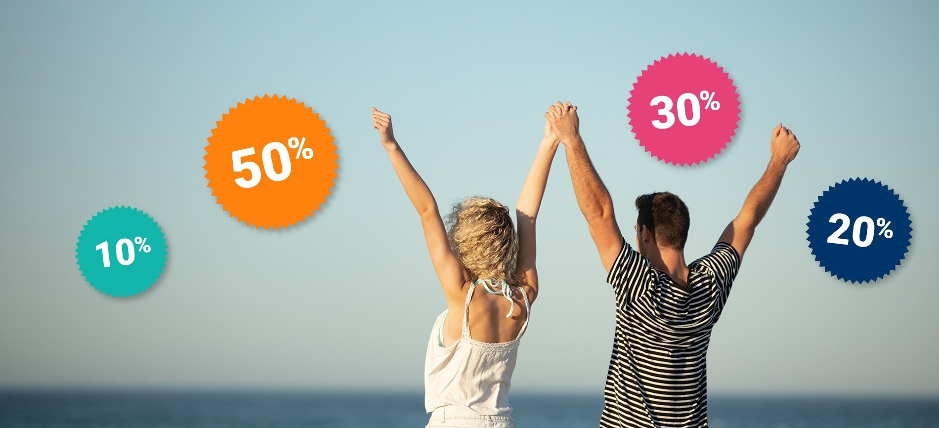 Pareja feliz celebrando Ofertas Hoteles Pato en Punta Umbría con descuentos de hasta el 50%.