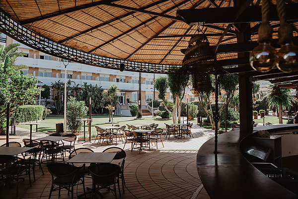 Terraço de restaurante ao ar livre com mesas e cadeiras de vime, ideal para eventos corporativos. Pato: Corporativa.