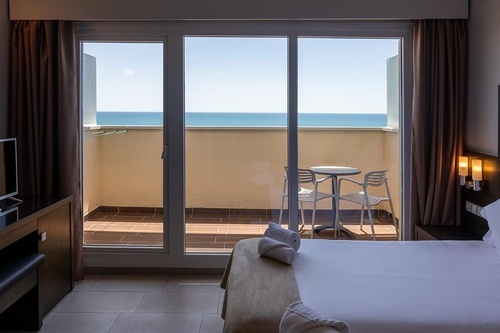 Hotel Pato Amarillo | 4-star hotel in Punta Umbría (Huelva) room with sea view balcony.