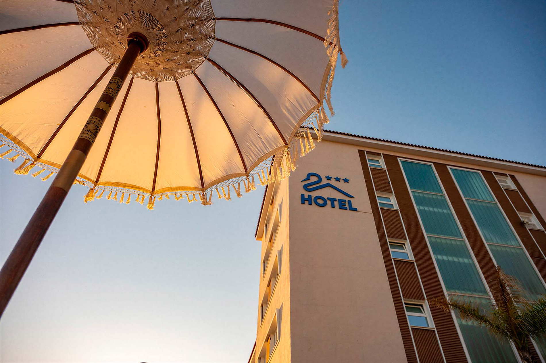 Varanda coberta com vista para áreas de lazer e jardins. Galeria | Hotéis Pato | Punta Umbria (Huelva) | Site oficial.