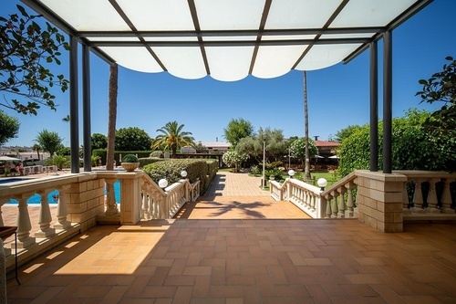 Hotel Pato Amarillo, 4-star hotel, Punta Umbría (Huelva): Inviting outdoor terrace, garden, and pool area.