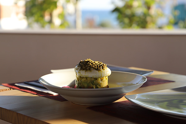 Pato: Corporativo. Espetinhos gourmet de presunto e melão em bandeja elegante.