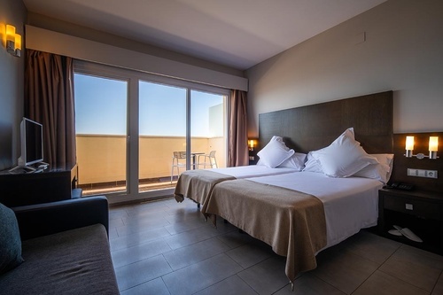 Spacious twin bedroom with balcony at 4-star Hotel Pato Amarillo in Punta Umbría (Huelva).