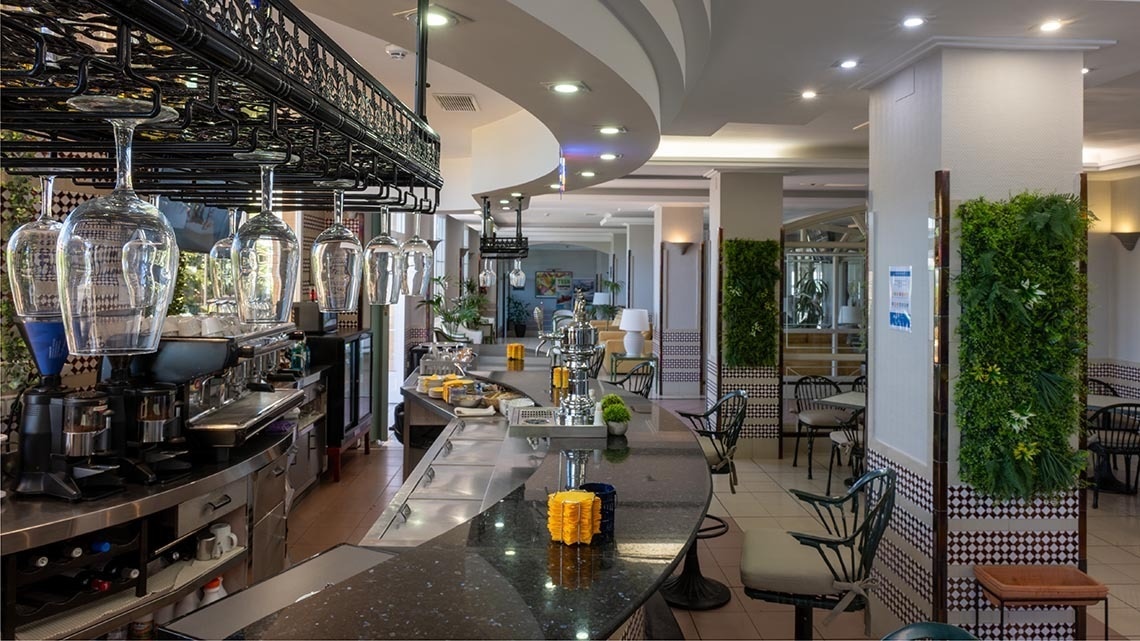 un bar con copas de vino y una máquina de café