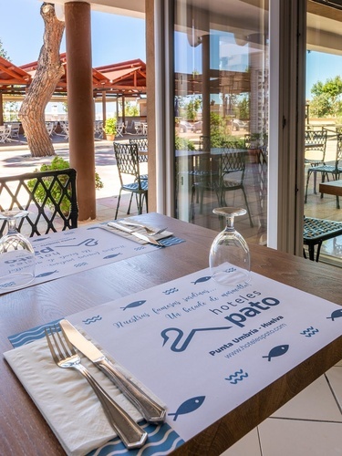Sunny Pato Rojo Hotel restaurant in Punta Umbría, Huelva, offering indoor & outdoor dining.