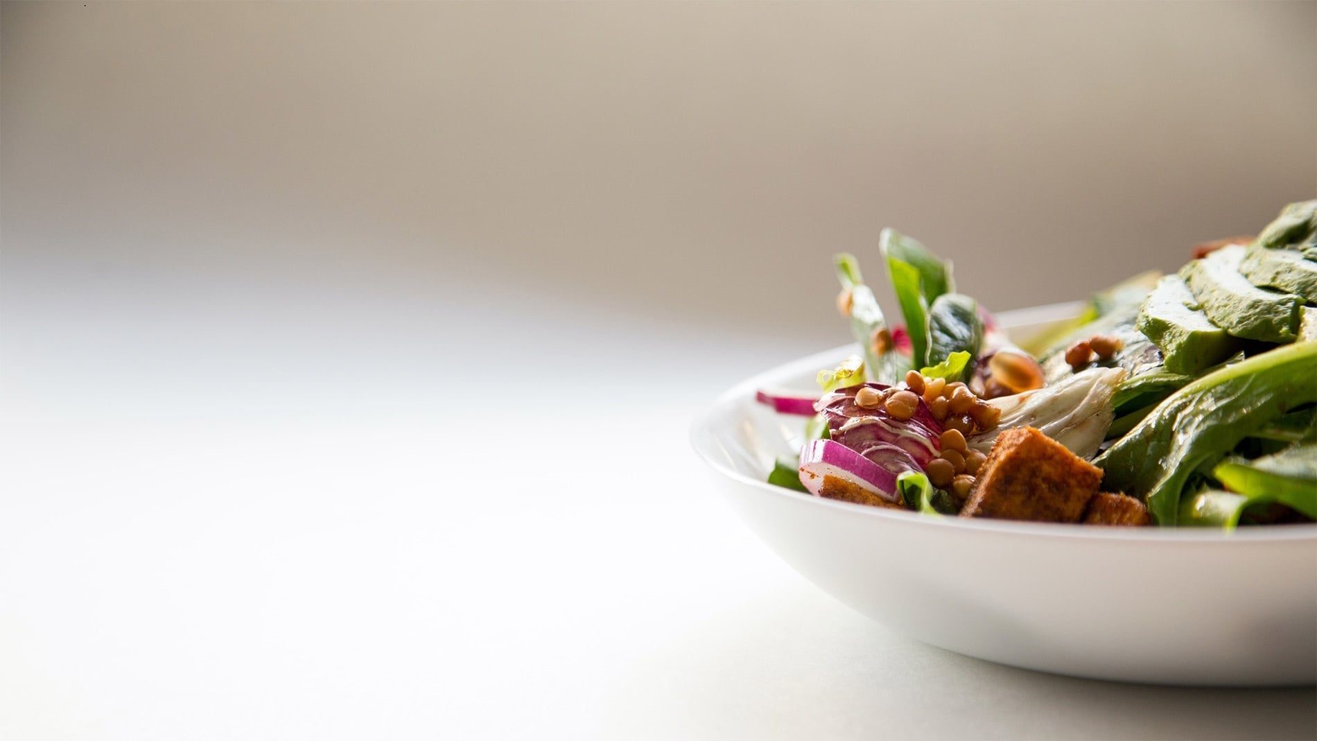 Deliciosa ensalada fresca y saludable de Hoteles Pato, Punta Umbría. Food & beverage | Web oficial.