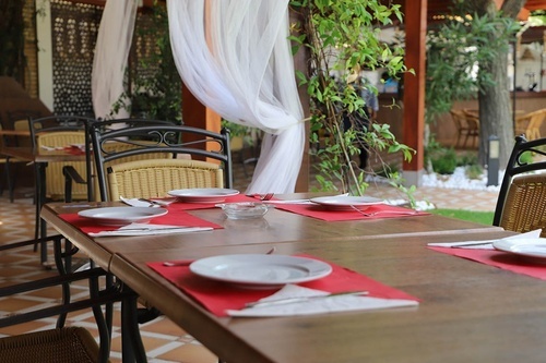 Inviting outdoor dining area at Hotel Pato Amarillo, a 4-star hotel in Punta Umbría (Huelva).