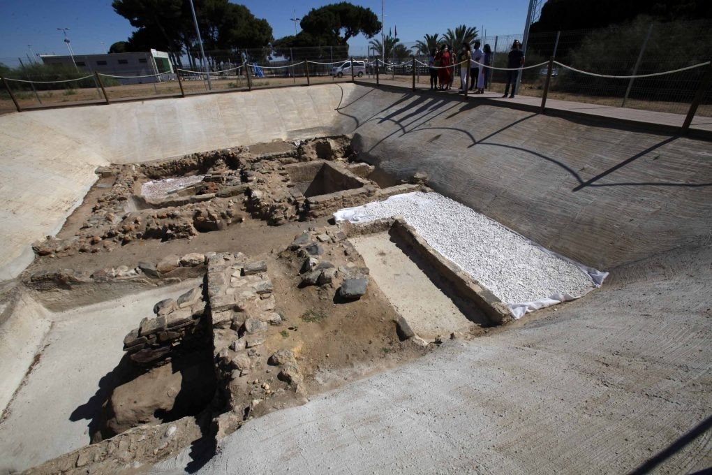 Ruínas arqueológicas históricas com visitantes, destino cultural para turismo corporativo Pato.