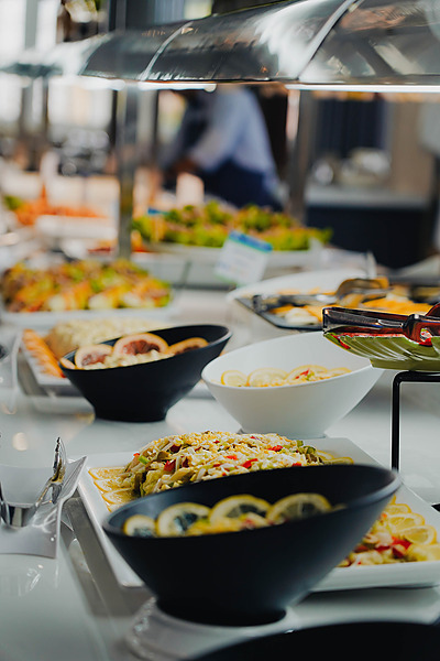Buffet de hotel: Pato: Corporativa com variedade de pratos quentes e frios, ideal para eventos.