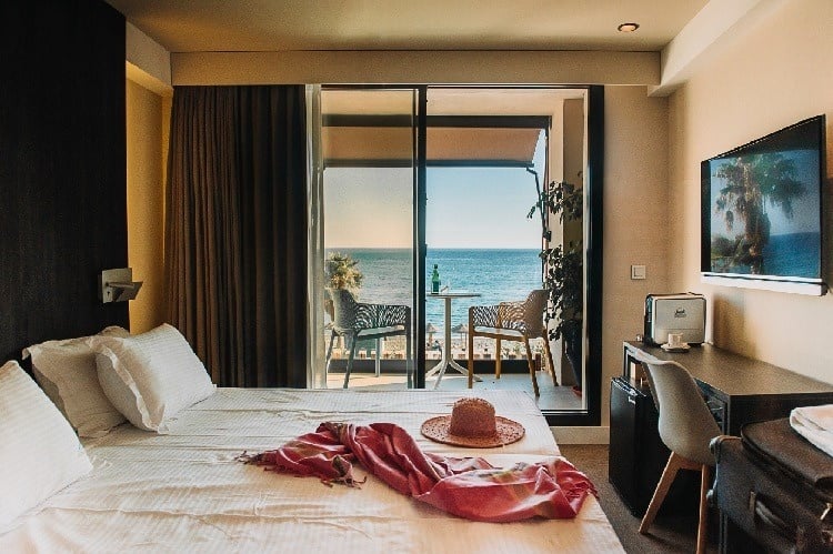 una habitación de hotel con una cama y una televisión
