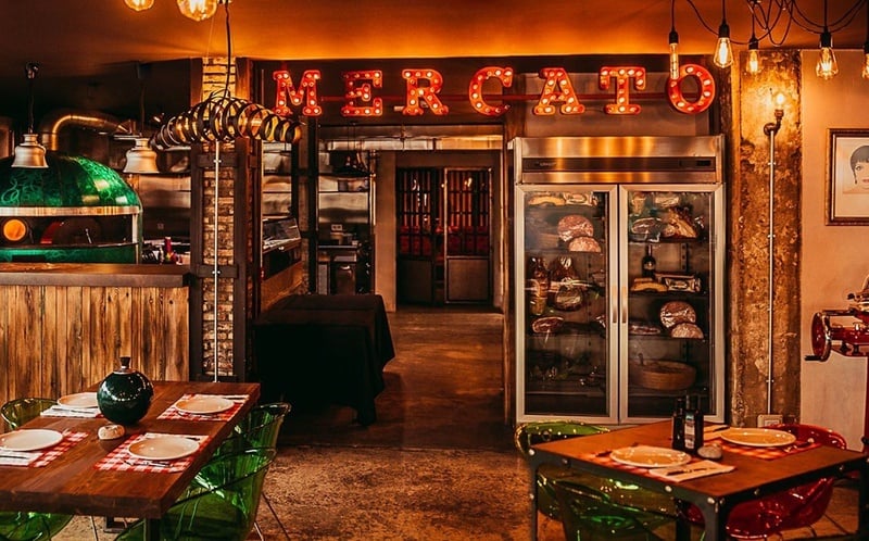 el interior de un restaurante con un letrero que dice mercato