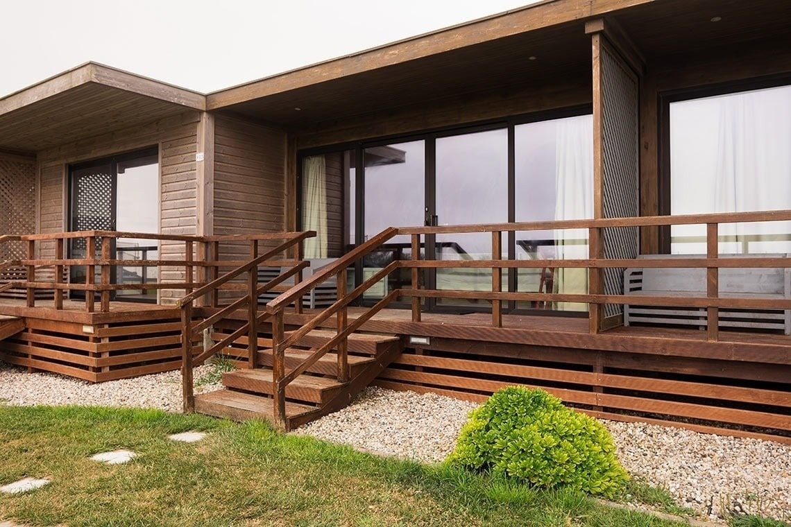 um quarto de hotel com uma cama e uma parede roxa