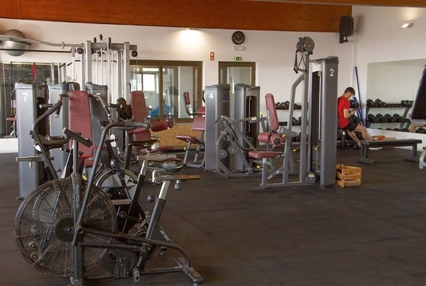 um ginásio com uma placa que diz academia do pro