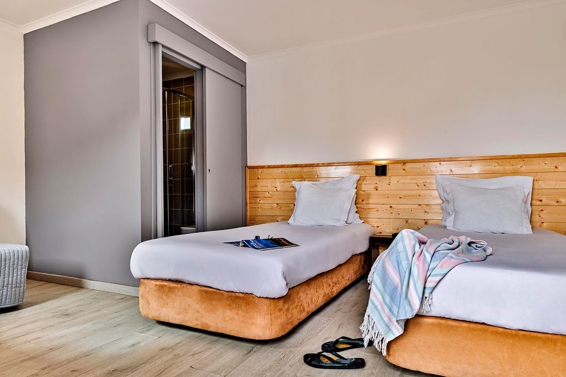 Chambre double à Peniche Praia avec lits jumeaux et salle de bain