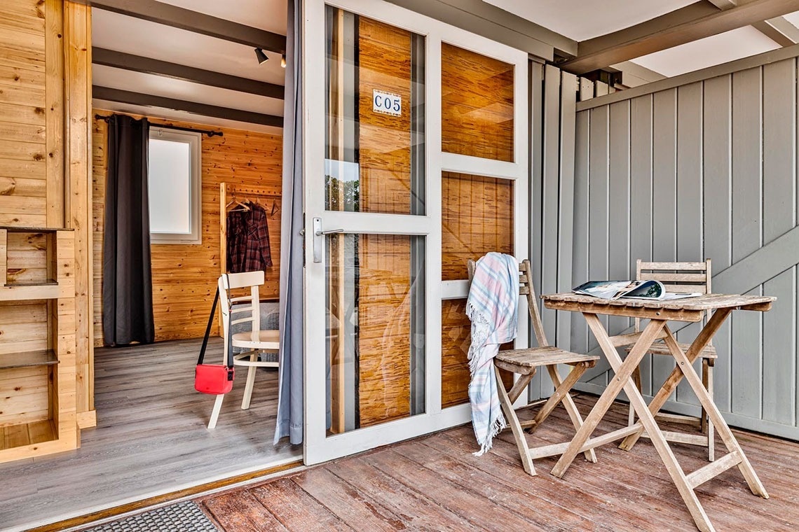 um quarto pequeno com uma cama e uma janela