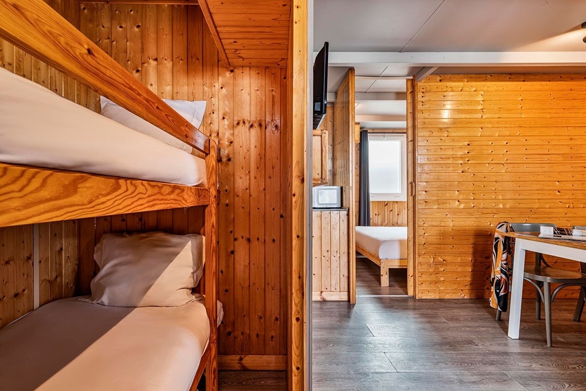 um quarto de hotel com uma cama e uma parede roxa