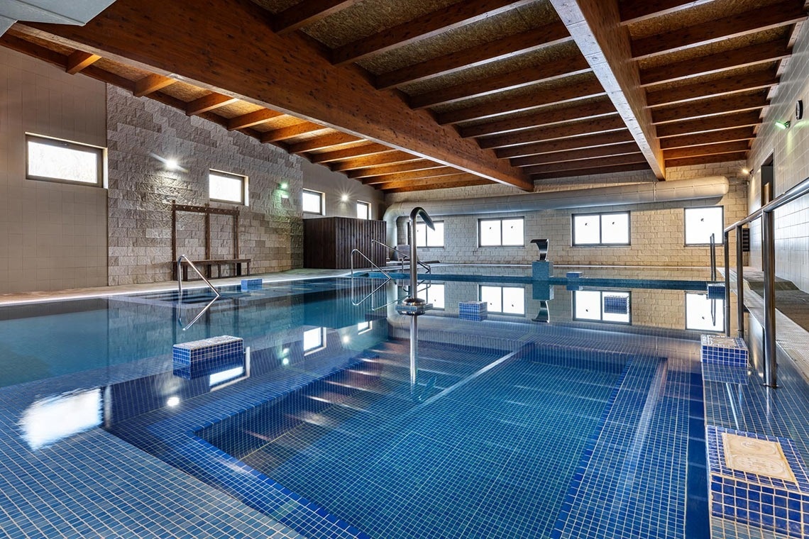 uma xícara de café com uma folha desenhada na espuma