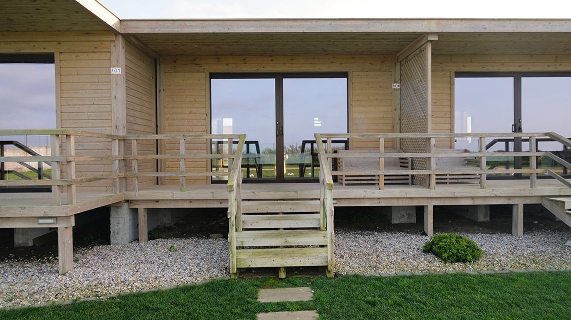 Terrasse en bois à PenichePraia avec escalier, idéale pour vacances.