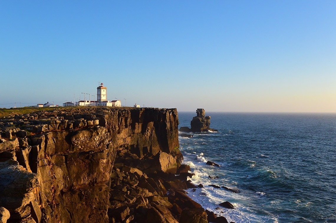 un faro en la cima de un acantilado sobre el océano