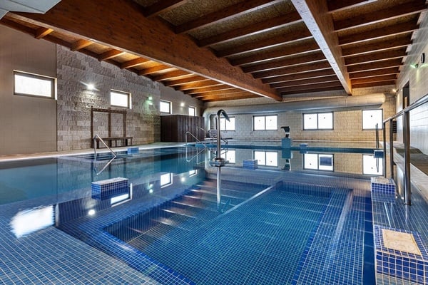 uma xícara de café com uma folha desenhada na espuma