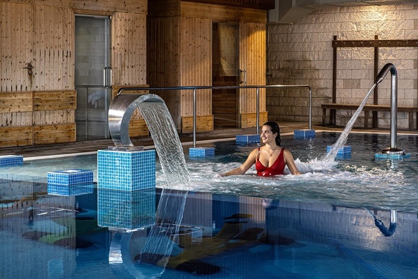 uma xícara de café com uma folha desenhada na espuma