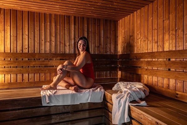 uma xícara de café com uma folha desenhada na espuma