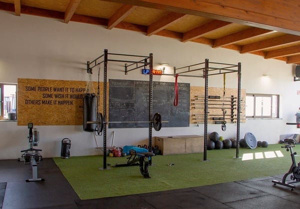 um ginásio com uma placa que diz academia do pro