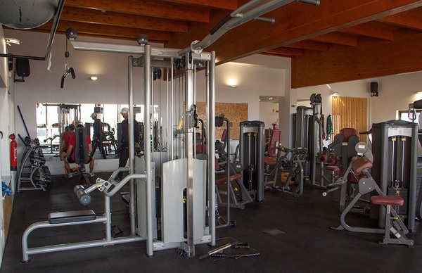 um ginásio com uma placa que diz academia do pro