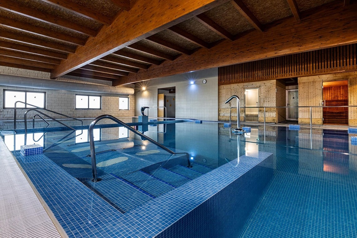 uma grande piscina com escadas que levam até ela