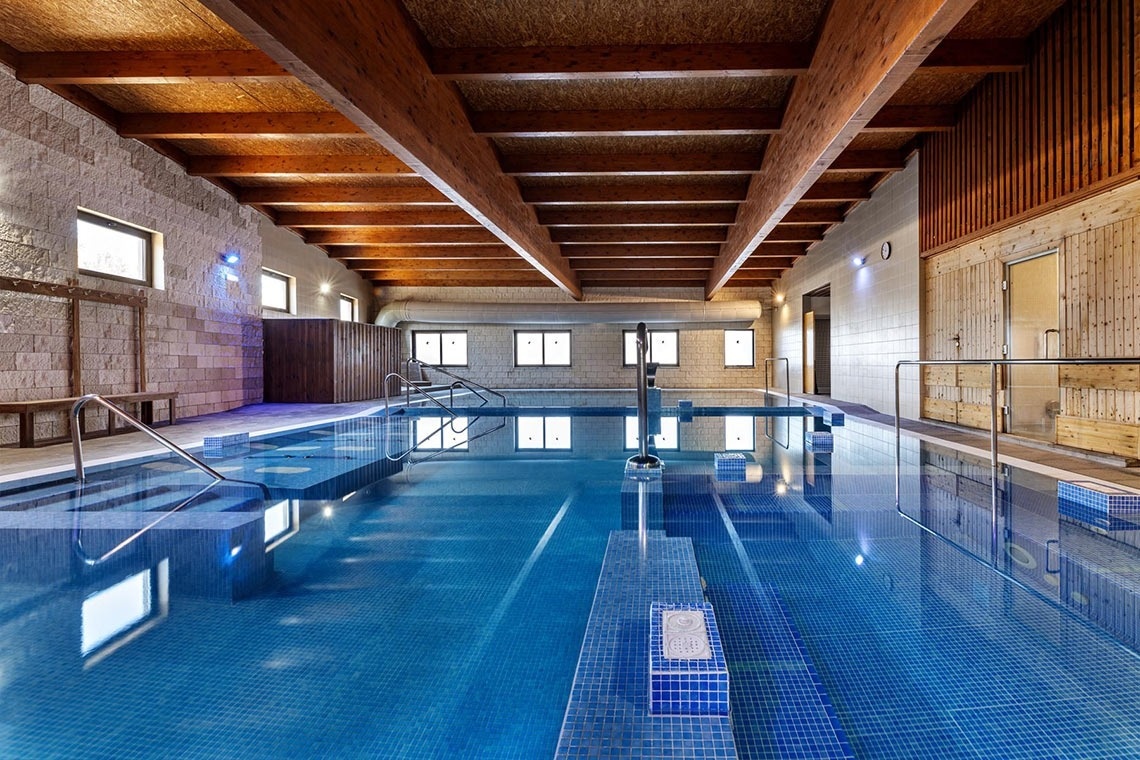 una taza de café con un diseño de hoja en la espuma