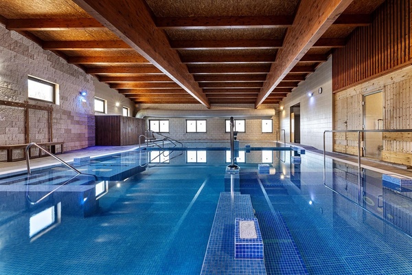 uma xícara de café com uma folha desenhada na espuma