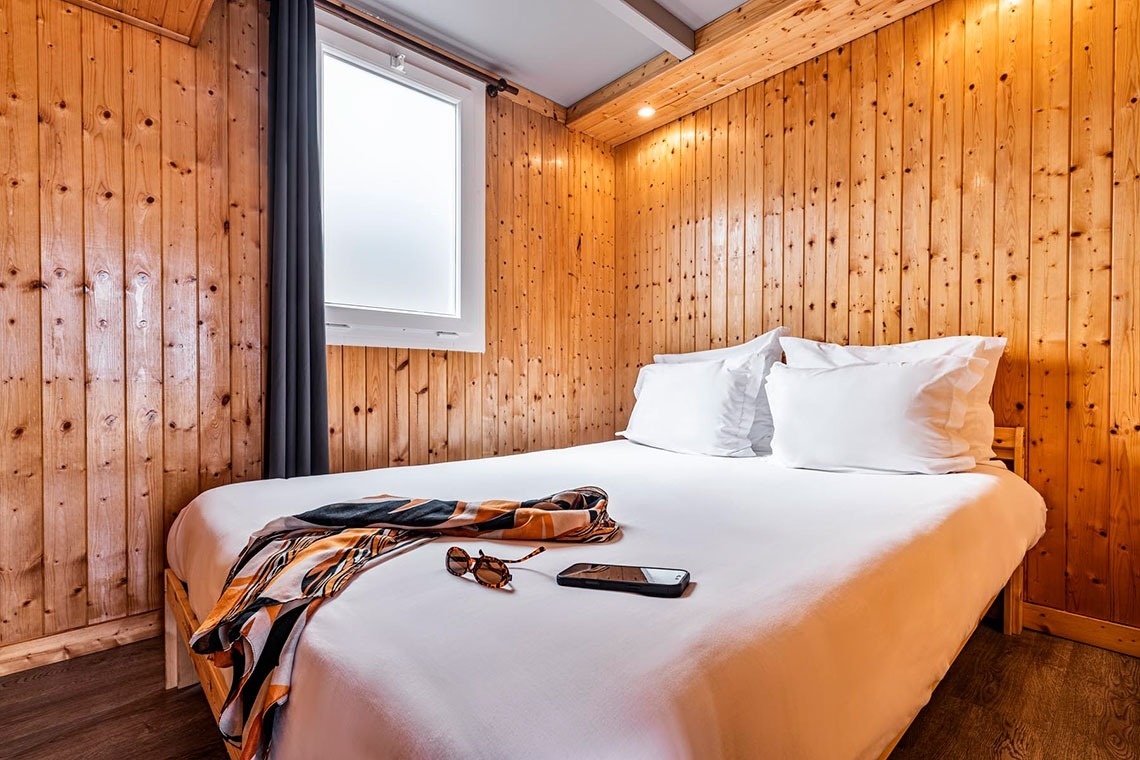 Lit douillet à PenichePraia, style chalet en bois.
