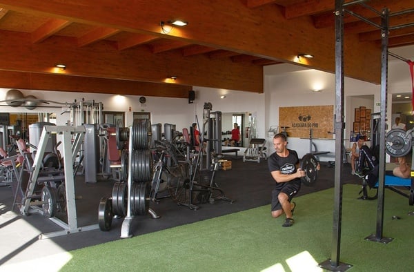 um ginásio com uma placa que diz academia do pro