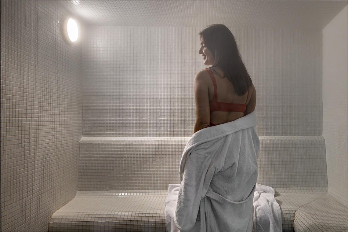 una taza de café con un diseño de hoja en la espuma