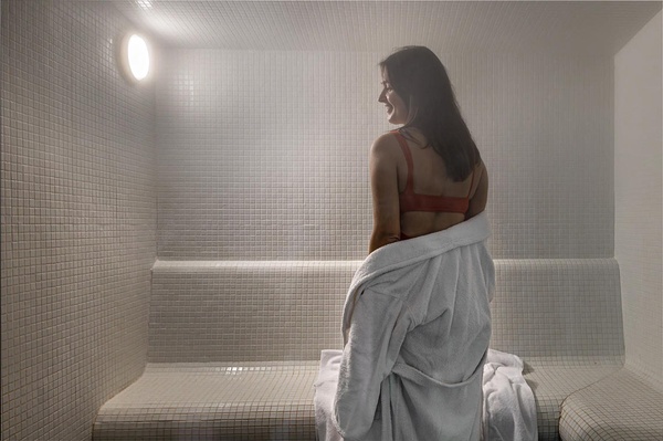 uma xícara de café com uma folha desenhada na espuma