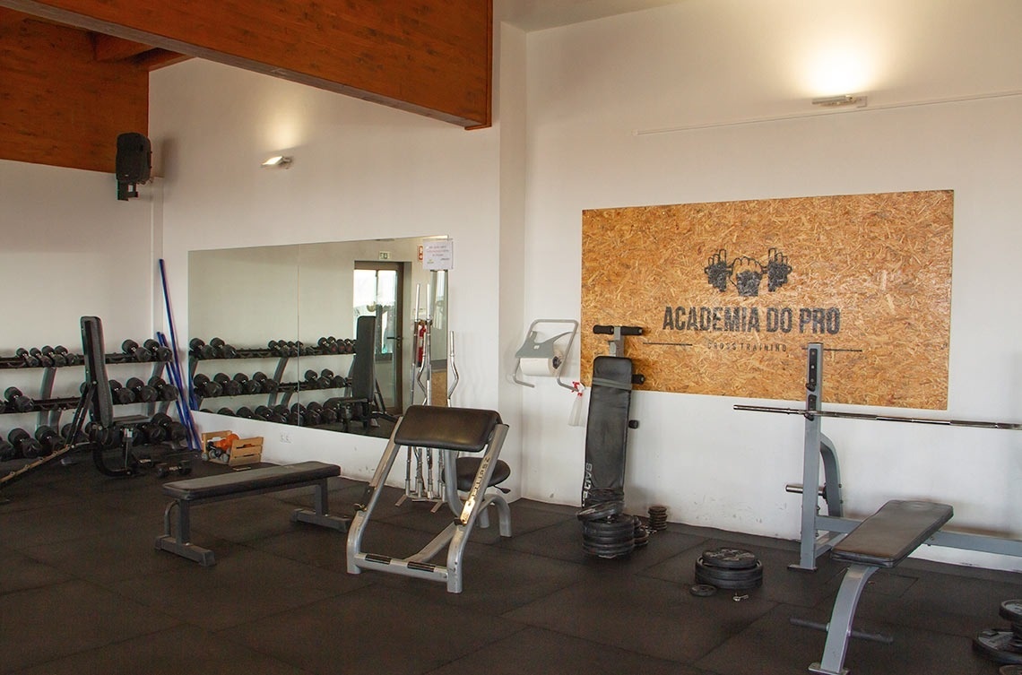 um ginásio com uma placa que diz academia do pro