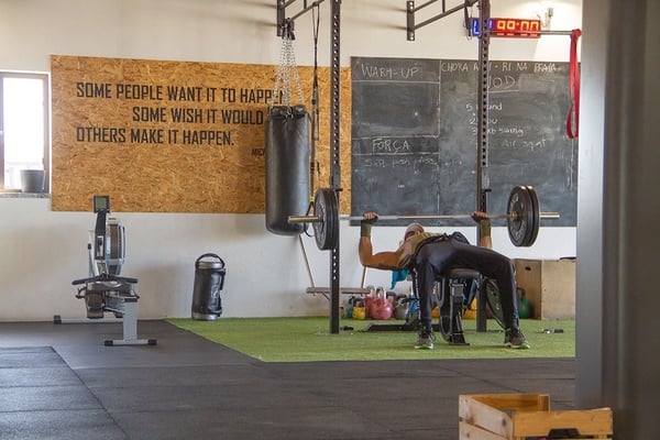 um ginásio com uma placa que diz academia do pro