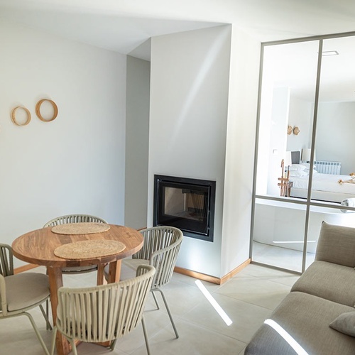 uma sala com uma mesa e cadeiras e uma lareira