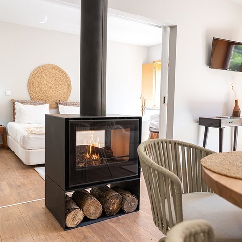 uma sala de estar com uma lareira e uma cadeira