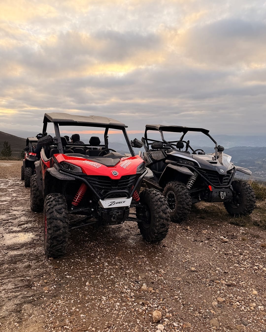 La imagen muestra un buggy rojo y negro siendo conducido por una persona con gafas en un sendero forestal, con el texto 