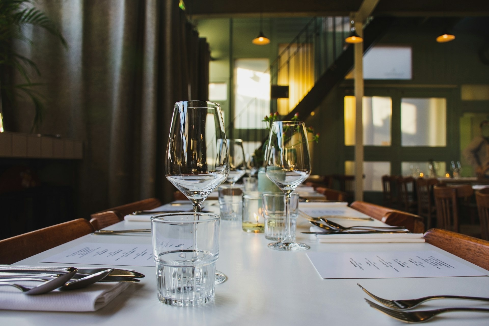 una mesa en un restaurante con un menú en la mesa
