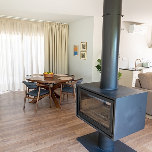 uma sala de estar com lareira e mesa e cadeiras