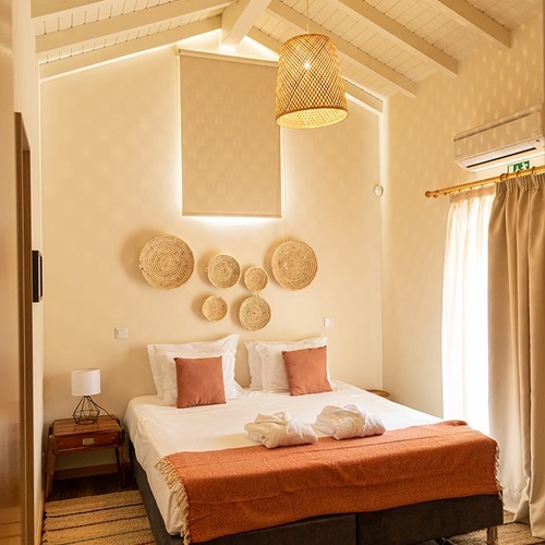 um quarto com cama king size e cadeira de vime