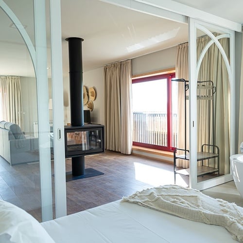 um quarto com uma banheira e uma lareira