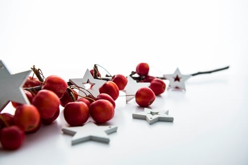 manzanas rojas y estrellas blancas sobre un fondo blanco