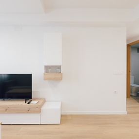 un televisor samsung está encima de una mesa de madera