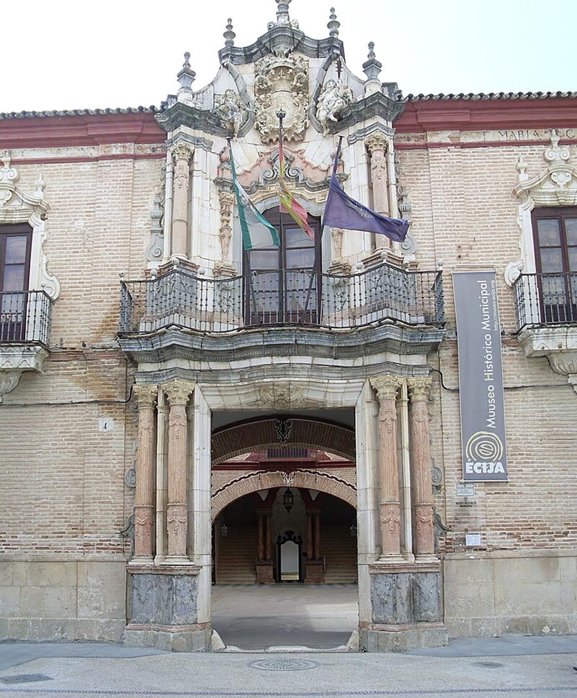 un edificio de ladrillo con una pancarta que dice museo historico municipal
