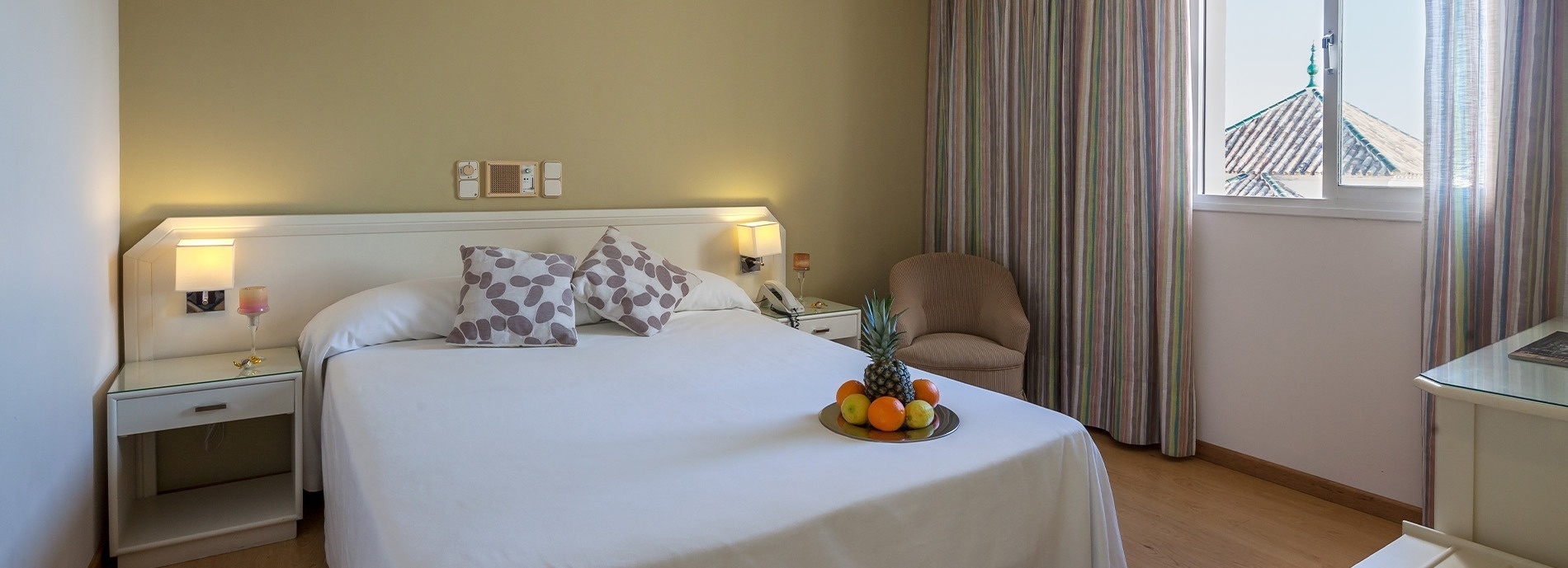 una cama con un plato de frutas encima de ella