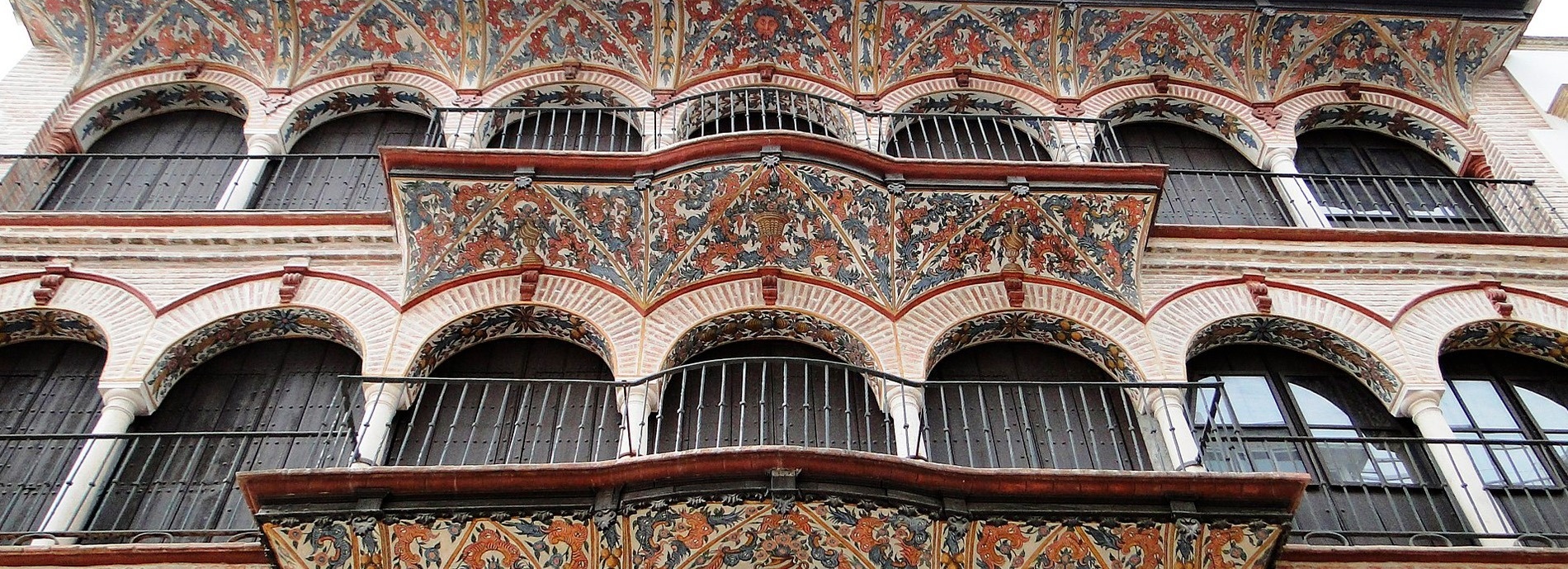 un edificio de ladrillo con balcones y ventanas